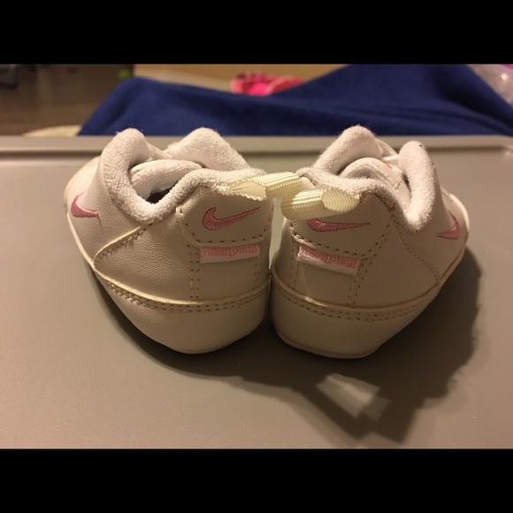 EUC Baby girl Nike crib shoes size 2 (2012) - Picture 3 of 3